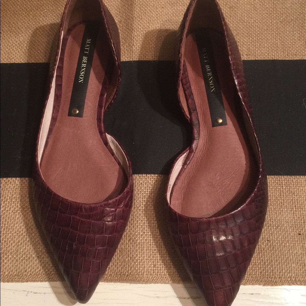 NWOT Crocodile embossed flats.